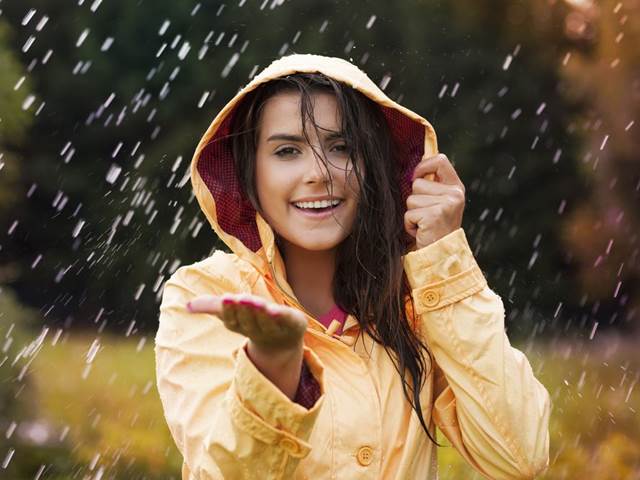 Dešťová voda škodí pokožce i vlasům