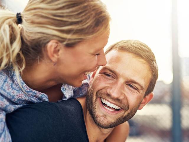 Lidé, kteří snášejí posměch a utahování, jsou ve vztazích nejšťastnější