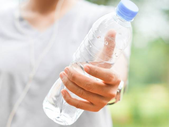 Plastové lahve na vodu představují velké zdravotní riziko