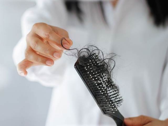 Nevhodná péče o pokožku hlavy vede k vypadávání vlasů i lupům