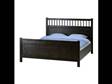 Černá se skvěle hodí i do ložnice, Dřevěná postel Hemnes, IKEA, 5490 Kč. 