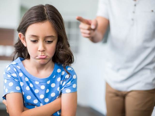 Křičení na děti je stejně škodlivé jako fyzické tresty