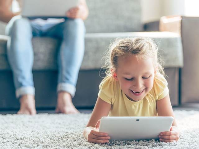 Dlouhý čas u počítače či tabletu poškozuje dětem páteř