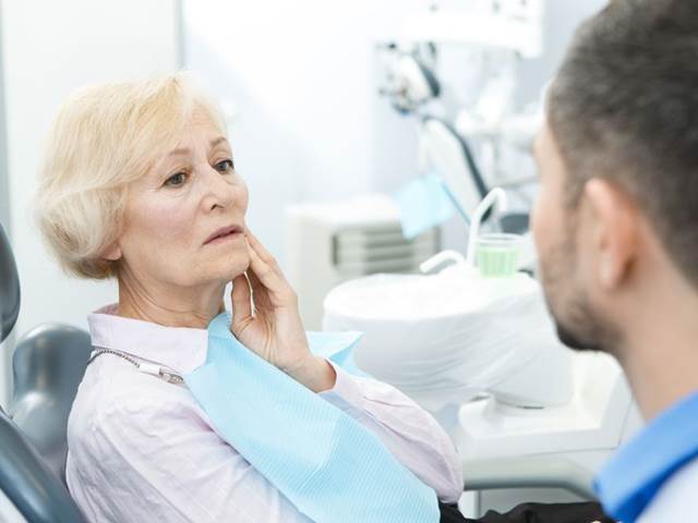 Záněty dásní a zkažené zuby přispívají k rozvoji Alzheimerovy choroby