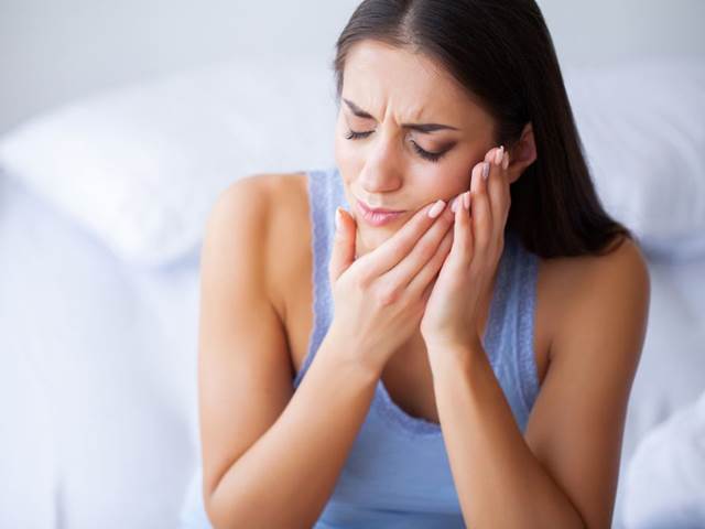 Zkažené zuby zvyšují riziko agresivní rakoviny tlustého střeva