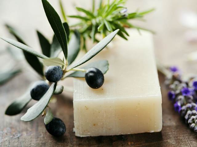Používání tradičního mýdla z olivového oleje