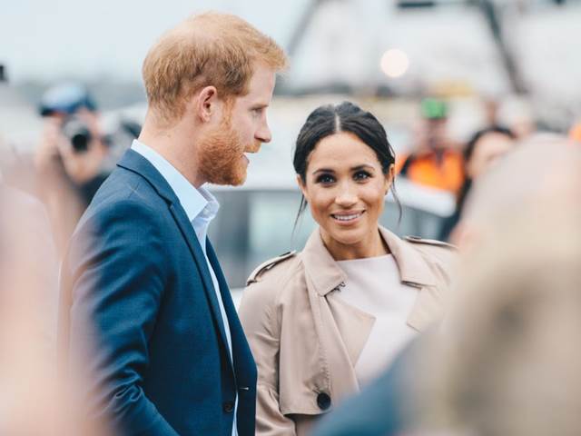 Harry a Meghan kážou o ekologii, ale klidně cestují soukromými letouny