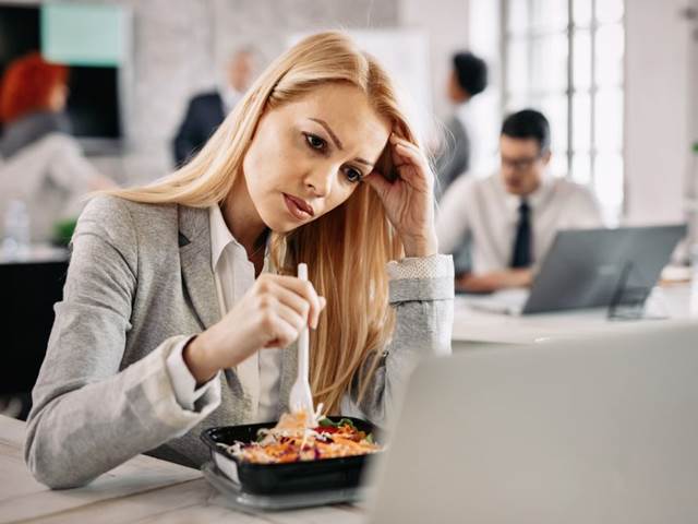 Přesčasy a nerudný šéf: Pracovní stres se podepisuje na váze