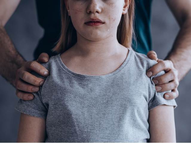 Zneužívání a zanedbávání vytváří dětem trvalé jizvy v mozku