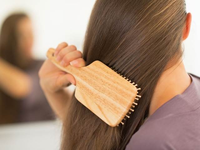 Správná péče o vlasy: Nezapomínejte ani na očistu hřebenů