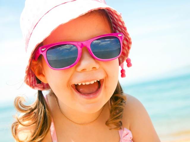 Brýle vs. kšiltovka: Jak ochránit dětské oči před sluncem