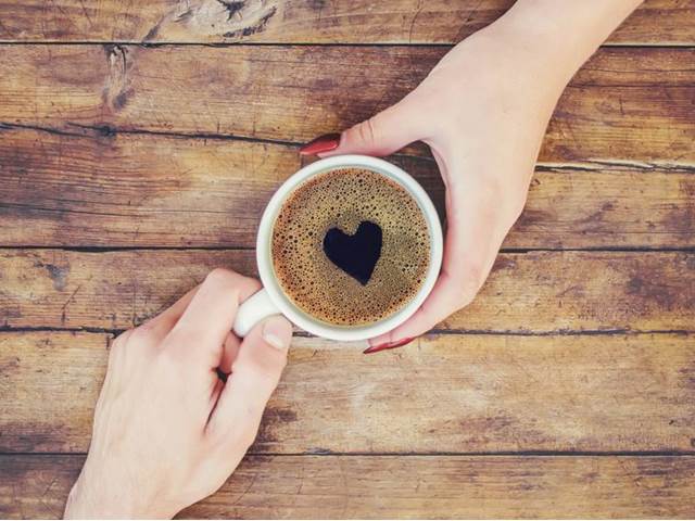 Kofein z kávy není pro srdce riziko. Ale jen do šesti šálků denně