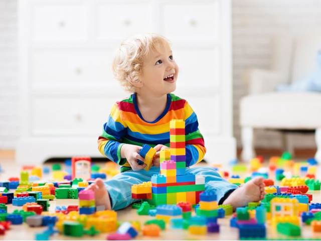 Naučit dítě uklízet si po sobě hračky je základem výchovy