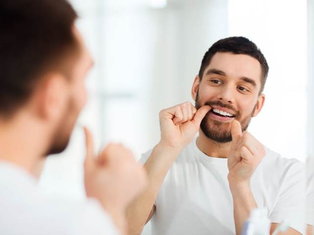 Zubní kámen nepodceňujte. Domácí triky mohou spíš uškodit