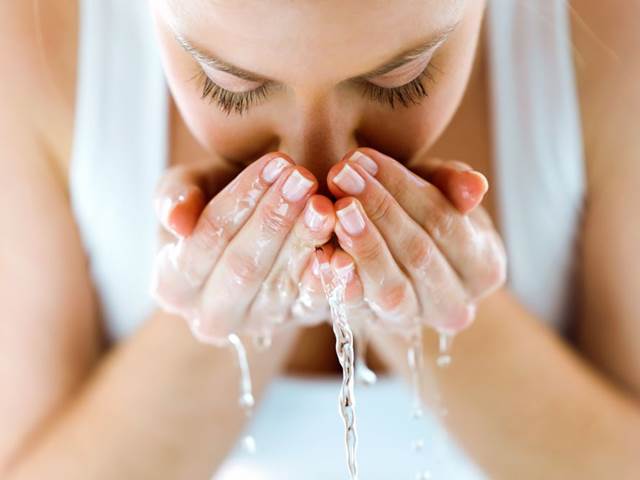 Chyby, které většina lidí dělá při mytí tváře