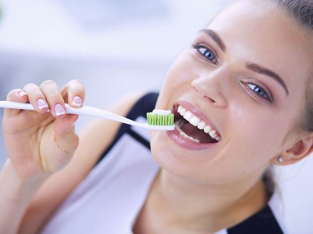 Zubní kartáček je třeba pravidelně dezinfikovat