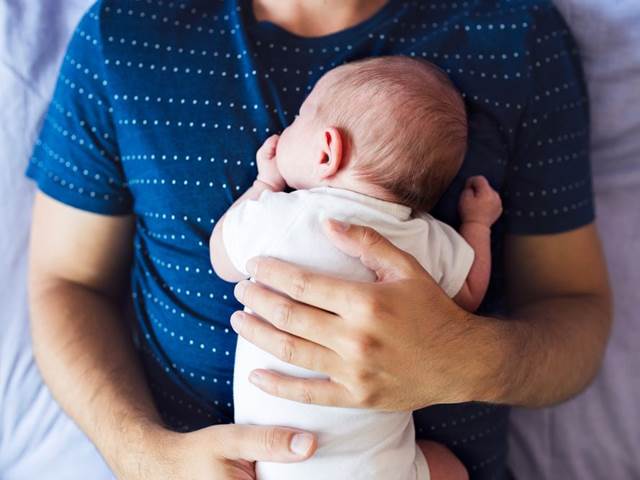 Dvouměsíční otcovská dovolená posílí nejen vztahy s miminkem