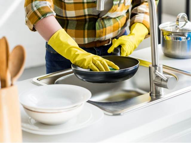 Jak si snadno poradit s připáleným nádobím