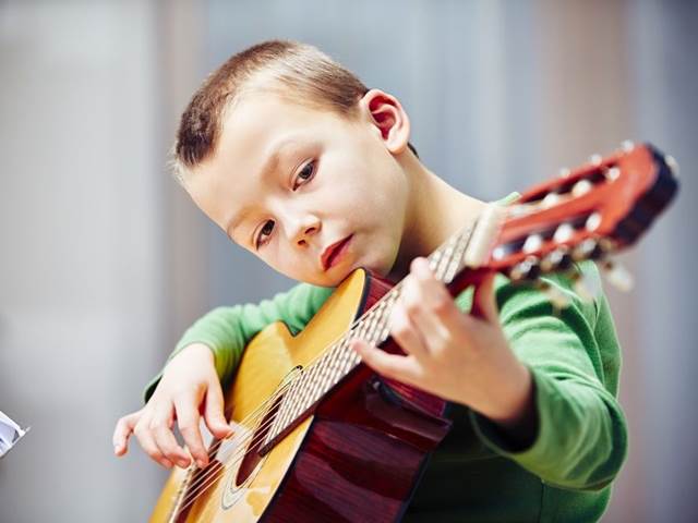 Děti hrající na hudební nástroj, mají v dospělosti bystřejší mysl