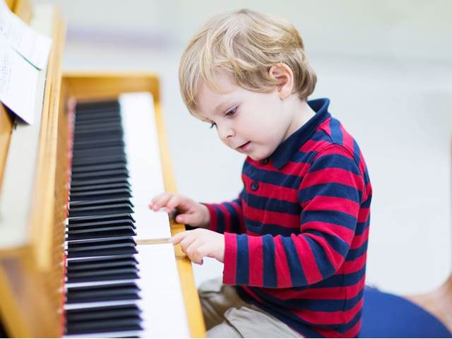 Má smyl děti mučit na hodinách hudební výuky, nebo zvítězí vrozený talent?