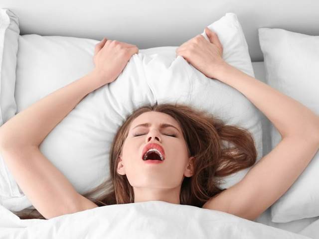 Ženy předstírající orgasmus kvůli vzrušení mají skutečný orgasmus častěji