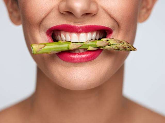 Vegani můžou mít vyšší kazivost zubů kvůli nedostatku vápníku a bílkovin