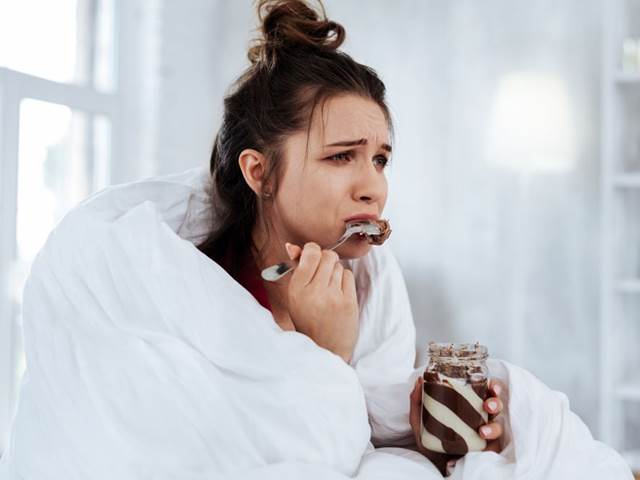 Spánková deprivace posiluje čich a to spouští i nekontrolovatelné přejídání