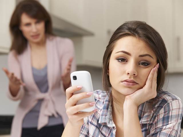 Čtvrtina mladých lidí se psychicky zhroutí, když jim vezmete mobil