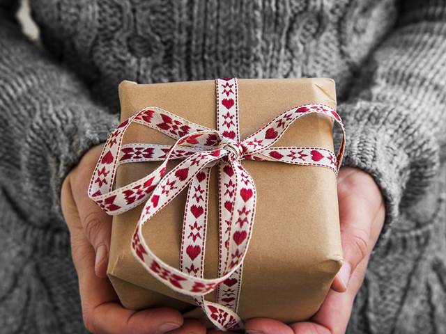 Otřesně nebo precizně zabalené vánoční dárky: Jaké udělají větší radost