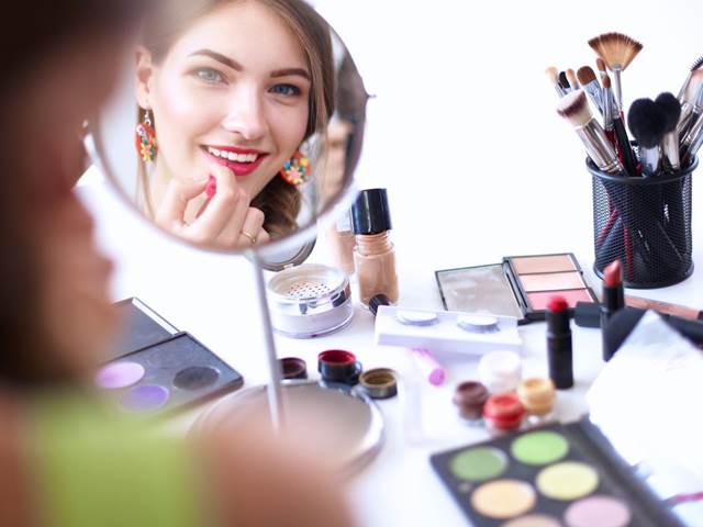 Make-up trendy pro rok 2020. Akvarelové oči a lesk místo rtěnky