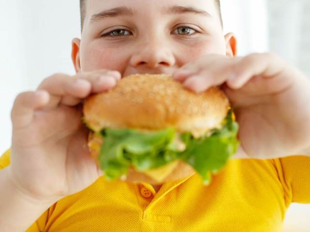 Za obezitu u dětí může přejídání