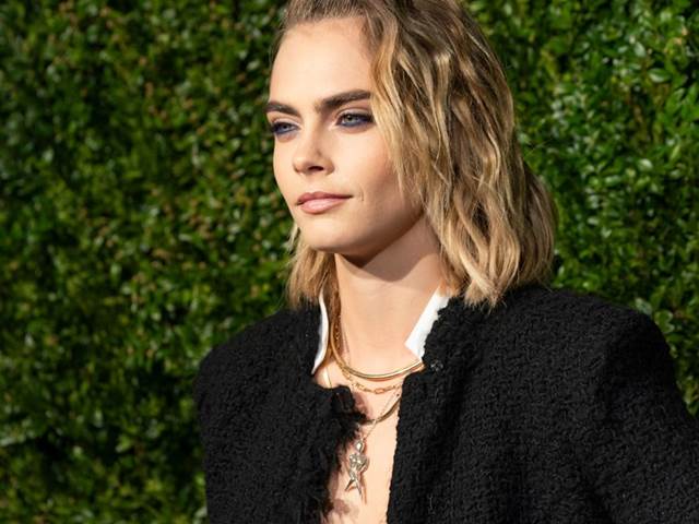 Cara Delevingne má v ložnici 3,3 metru širokou postel a zrcadla