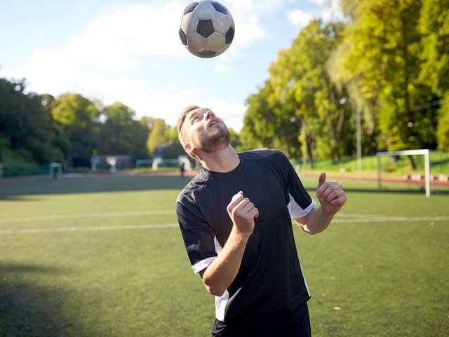 Hlavičkování při fotbale okamžitě poškodí centra vidění v mozku