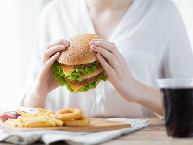 Jedním týdnem na burgerech a hranolkách si poškozujete mozek