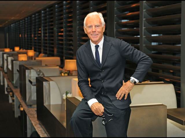 Giorgio Armani a Ralph Lauren začali vyrábět ochranné obleky a roušky