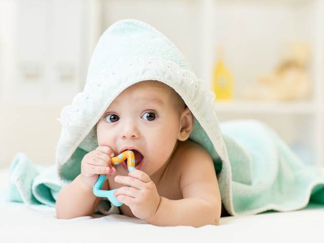 První pomoc miminku při prořezávání zoubků