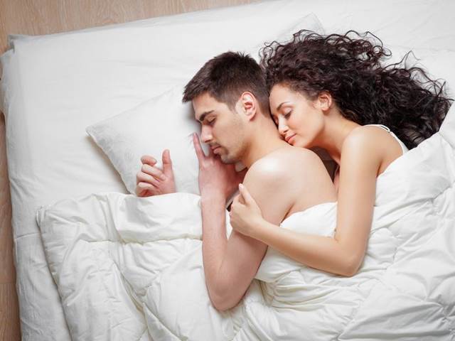 Spánek vedle partnera má své nesporné výhody