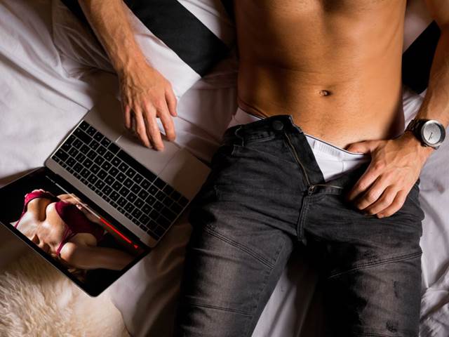 Muži, kteří sledují porno, mají negativní představy o vlastním těle