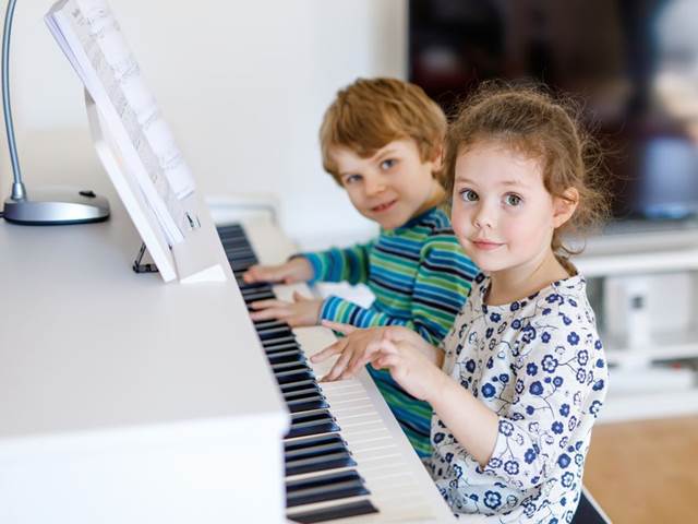 Lekce hudby rozvíjí dětem slovní zásobu