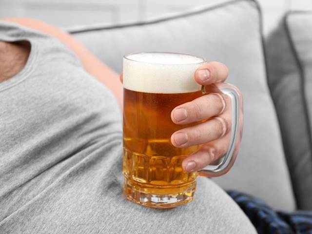 Pivní mozol u mužů snižuje o polovinu šanci na početí 