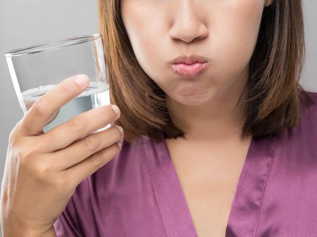 Pít doporučovaných osm sklenic vody denně je přehnané