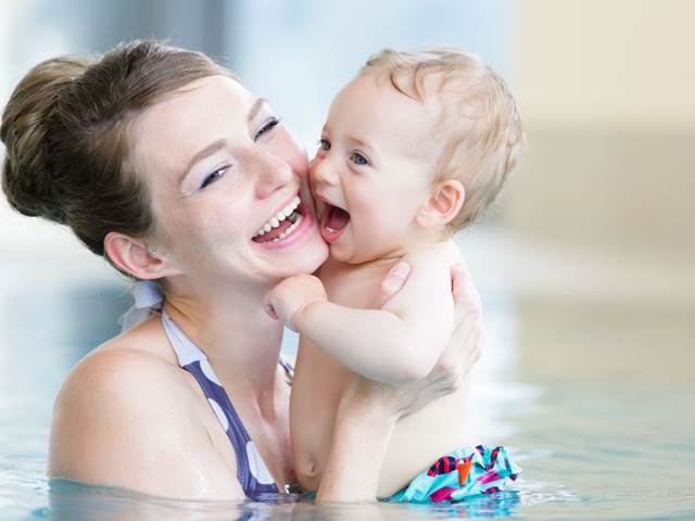 Plavání je pro kojence naprosto přirozené