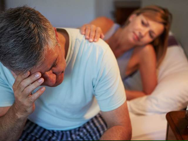 Zvětšená prostata vašeho partnera zvětšuje váš spánkový deficit
