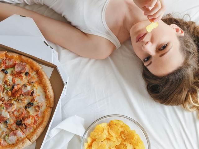 Dospívající, kteří méně spí, jedí více tučných jídel