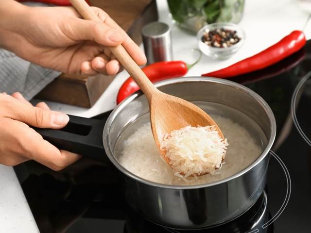 Rýže se zbaví arzenu již po pěti minutách vaření
