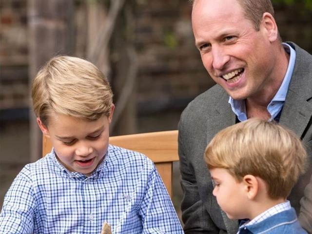 Děti prince Williama budou zdobit stromeček s babičkou online