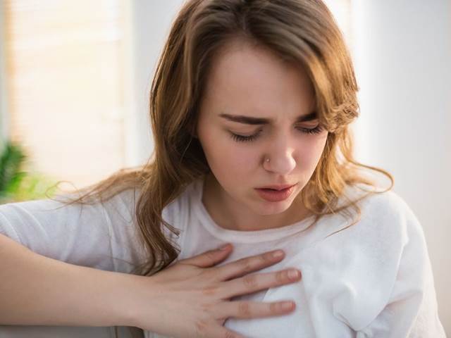 Zmírněte bolest prsou během menstruačního cyklu