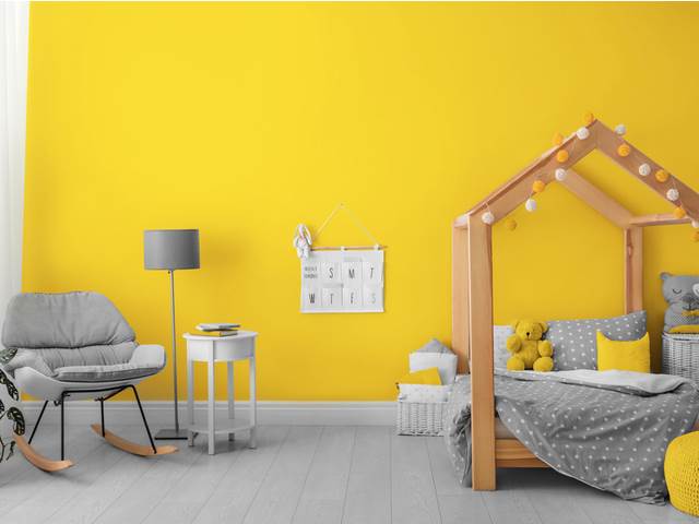 Šatníku i bytovým doplňkům letos vládne žlutá a šedá barva