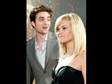 Herečka Reese Witherspoon a herec Robert Pattinson.