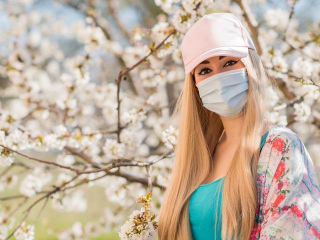 Alergiky čeká v kombinaci s nošením respirátorů náročné období 